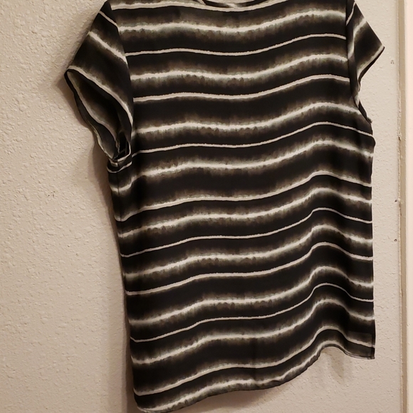 Women's Blouse - Picture 2 of 3